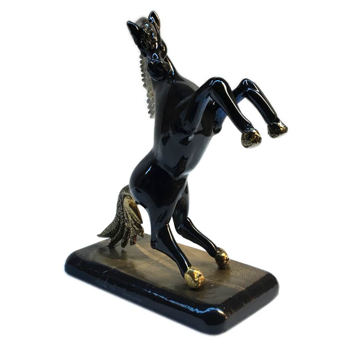 Cheval sauvage sur socle