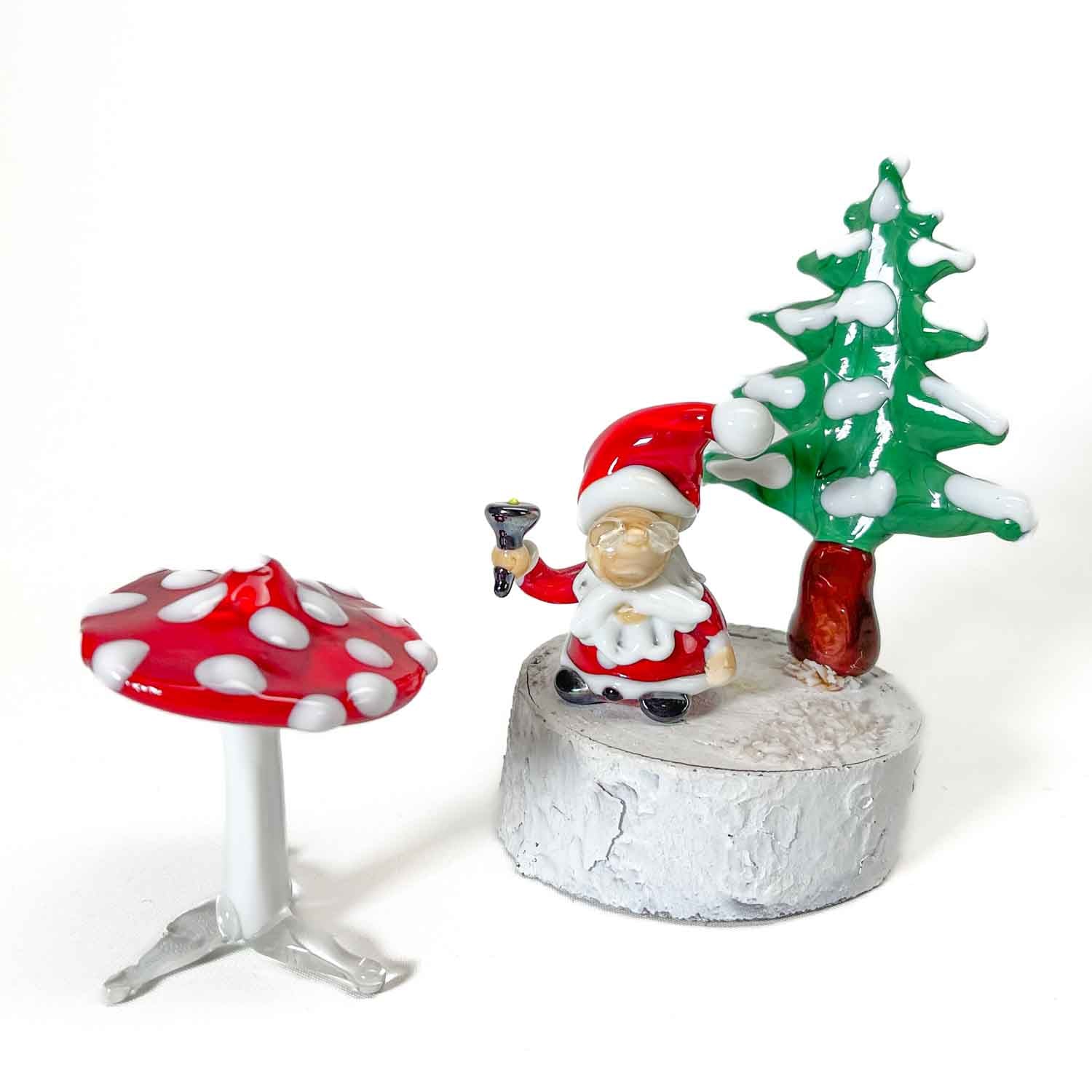 Gnome sur socle en bois avec champignon rouge