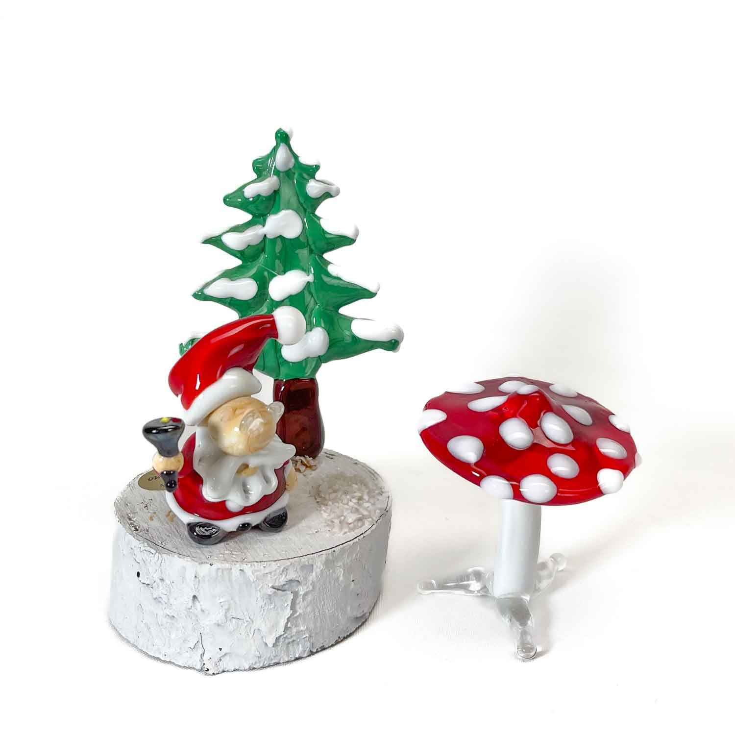 Gnome sur socle en bois avec champignon rouge