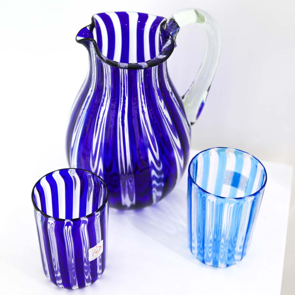 Carafe à boire rayée