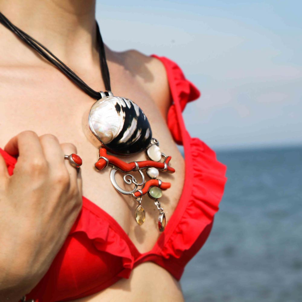 Collier corail avec coquillage