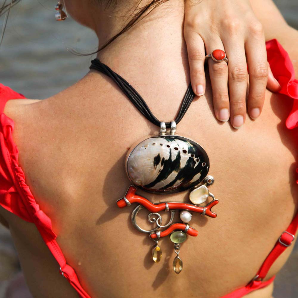 Collier corail avec coquillage