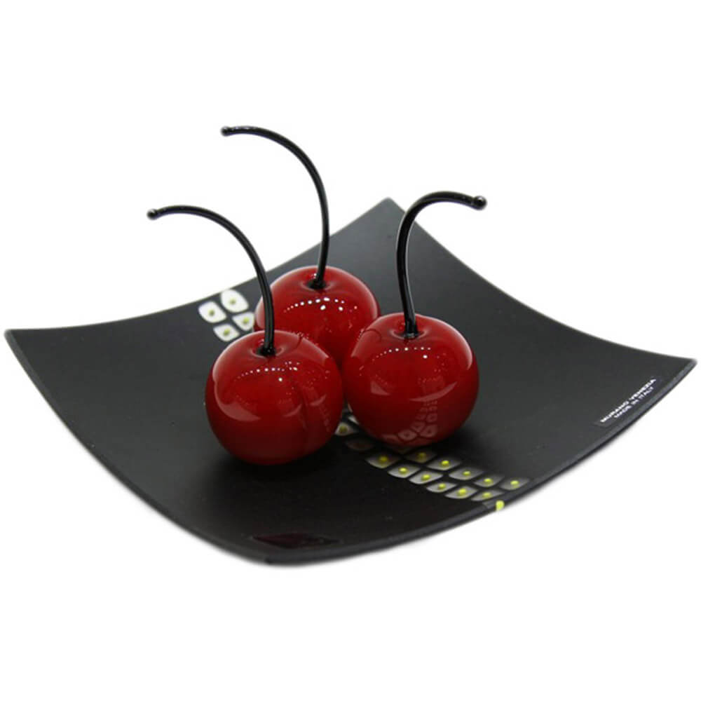 Assiette en verre avec 3 grosses cerises